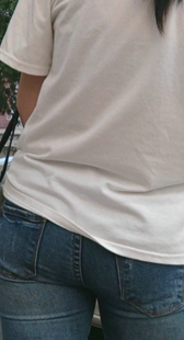 公交站宽臀牛仔少妇