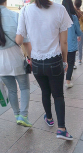 街拍包臀小黑牛