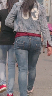 街拍紧身蓝牛少女