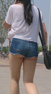 小少妇屁股露一半