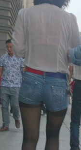 细高跟黑丝热裤少妇