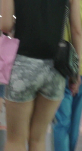 商场灰色牛仔热裤