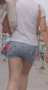 灰牛热裤小少妇