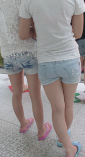 地铁包臀紧牛身材变形