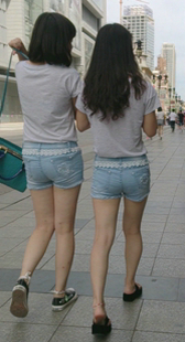 街拍热裤姐妹花