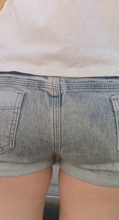 深沟灰紧包臀热裤