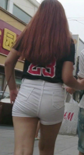 街拍白紧热裤小妹