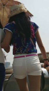 街拍白紧热裤内痕明显