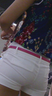 地铁包臀白紧裤