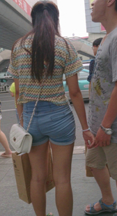 公交站紧身包臀热裤