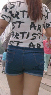 紧身牛仔热裤很会扭