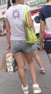 街拍紧身灰牛包臀少妇