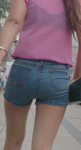 街拍圆臀热裤成熟少妇