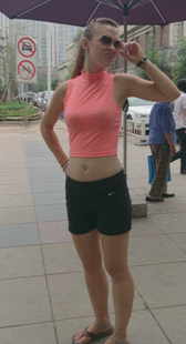 街拍黑紧热裤老外