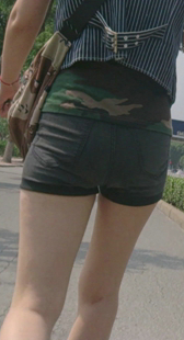 高挑黑紧牛等公交