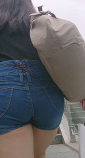 性感短热裤大屁股上楼梯