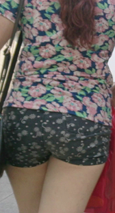 圆臀热裤夹这么紧