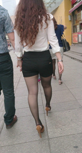 街拍黑丝包臀热裤