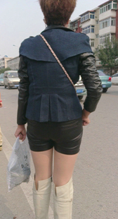 包臀热裤等车小少妇