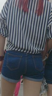 性感包臀牛仔热裤两姐妹