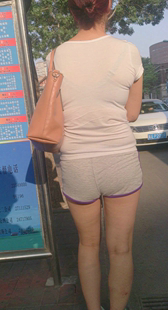 公交站呢绒热裤少妇