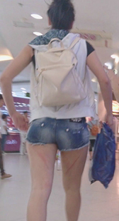 大屁股牛仔热裤夹太紧