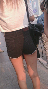 紧身黑色热裤少女