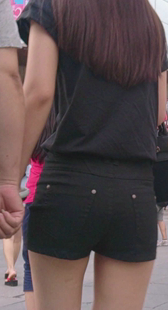 紧身黑热裤小少妇