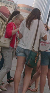 紧身牛仔热裤一群女人