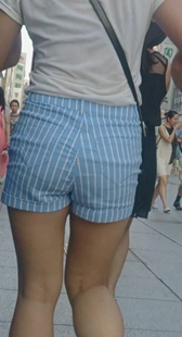 街拍条纹包臀热裤