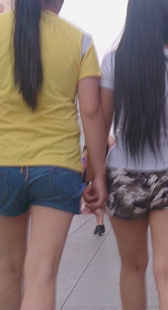 街拍热裤两少妇