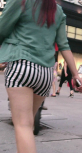 条纹包臀热裤少妇