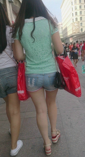 街拍紧身牛仔热裤两小妹