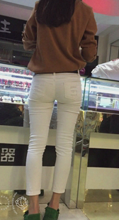 商场大屁股白裤小妹