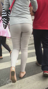 街拍性感白裤苹果臀