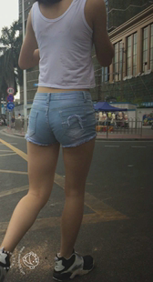 街拍紧身牛仔热裤小妹