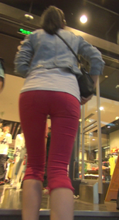 超宽臀红裤老外