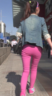 成熟圆臀红裤少妇