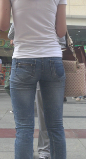 性感翘臀勒沟紧牛小少妇