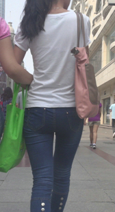 勒沟蓝紧牛仔裤美少妇