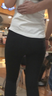 跟拍包臀紧身打底裤小少妇