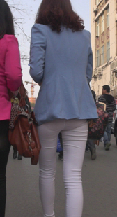 街拍少妇性感白裤深内痕