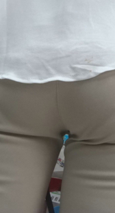 超市紧身布裤内痕明显