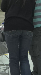 超市跟拍黑紧牛仔少妇