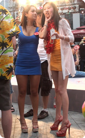 黄色包臀的搔货在派对上发浪勾引外国人