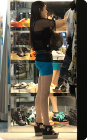 服装店里超美的,包臀美女