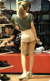 看到这样的小屁股都快露出来了