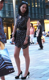 黑高跟的美腿美女,裙子好短噢