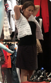 老搔妇当众脱衣露奶罩了