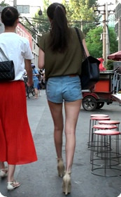 热裤MM的腿真的是又长又直,街拍长腿美女